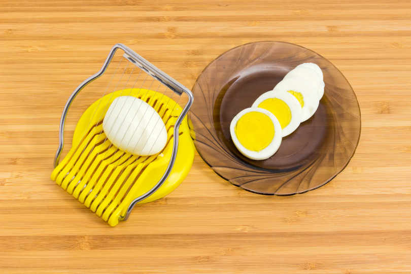 Egg slicer and sliced boiled egg